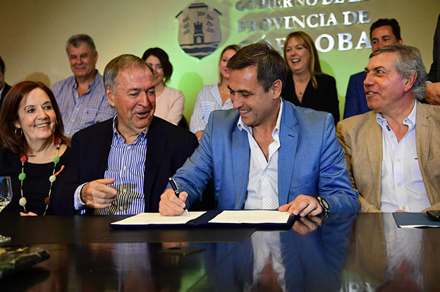 Schiaretti-y-el-intendente-Ramon-Mestre-firman-convenios-de-transporte-y-cloacas-9