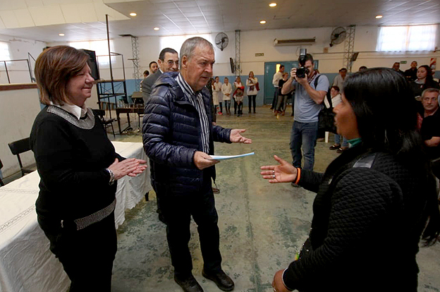 El-gobernador-Juan-Schiaretti-entrega-Vida-Digna-8949df9e3249