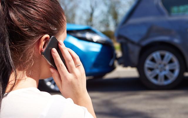 Mujer-llamando-luego-de-accidente_thinkstock_640x402