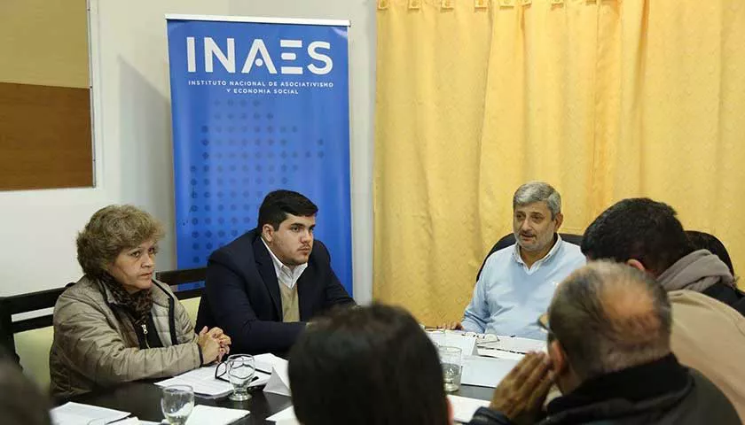 Director-IPAC-reuniO-autoridades-INAES-480