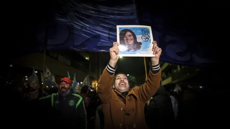 Manifestantes-argentinos-mustran-su-apoyo-a-Cristina-Fernandez-de-Kirchner-762x428