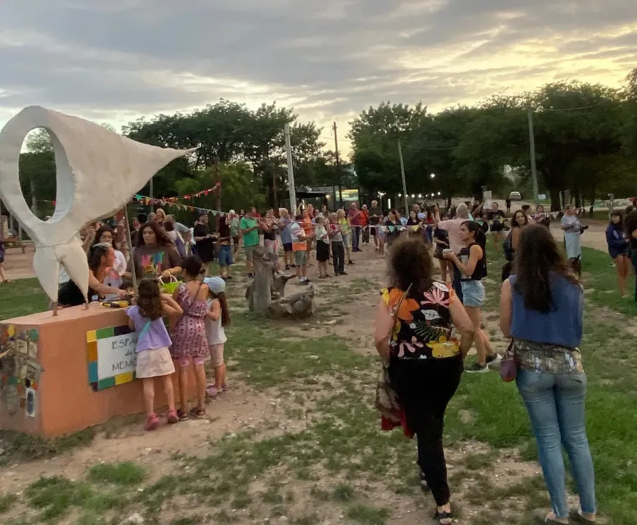 Actividad-autoconvocada-contra-el-DNU-de-ajuste-La-Bolsa-Valentina-Garbarino-3
