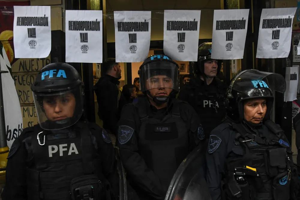 INADI-policia-bloqueo-acceso-trabajadores-despidos-03.04.2024-foto-somostelam-2-1536x1024